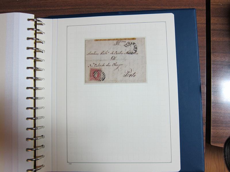 0019 (129).JPG -     Lote:    19      Marcofilia      Lotes Especiais       Descrição:         Portugal. Colecção especializada de carimbos de duplo círculo, tipo 1852, montada em 4 álbuns Lindner, com selos de diversas emissões e cartas, com estudo minucioso de cada marca. Lote a ver.         Lote       Valor Base:     &euro; 2.500,00     Valor Venda:     Retirado     